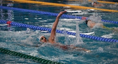 Türkiye’nin dört bir yanından gelen sporcular Edirne'de kulaç attı