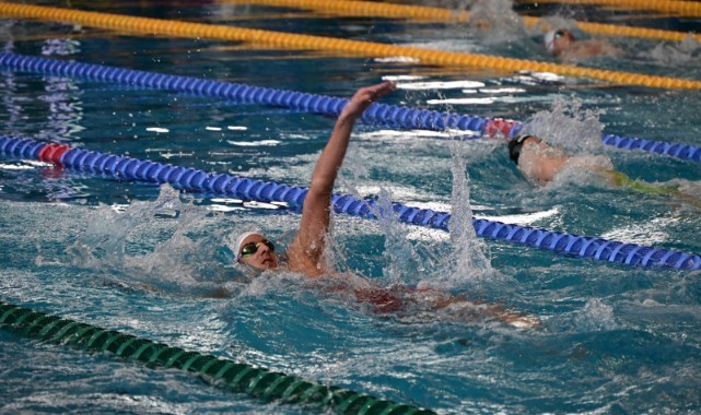 Türkiye’nin dört bir yanından gelen sporcular Edirne'de kulaç attı