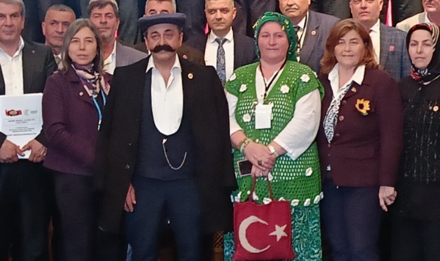 Yöresel kıyafetlerini giyen muhtarlar dikkat çekti