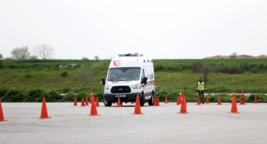 Ambulans personeli zorlu parkurlarda hayat kurtarmaya hazırlanıyor