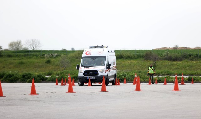 Ambulans personeli zorlu parkurlarda hayat kurtarmaya hazırlanıyor