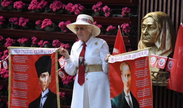 Anneler Günü Zübeyde Hanım anıtında törenle kutlandı