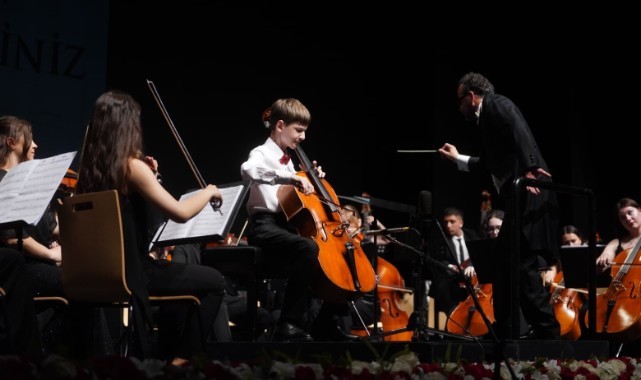 Aydın Deniz Tarlacı, Beylikdüzü klasik müzik festivali’nde solist olarak sahne aldı