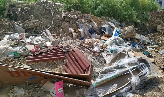 Bu sokakta çöpler alınmıyor mu?