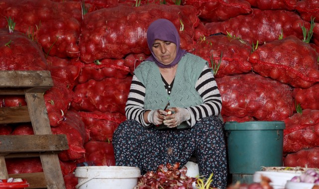 Çiftçi kadınlar üretimin yükünü omuzluyor