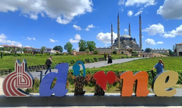 Edirne yazısının “İ” ve “R” harfleri kırıldı