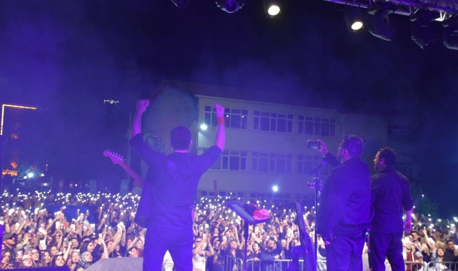 Gece Yolcuları grubu diplomalarını sahnede aldılar