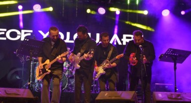 Gece Yolcuları grubu diplomalarını sahnede aldılar