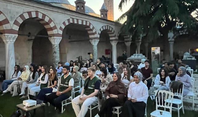 Gençler açık hava sinemasında buluştu