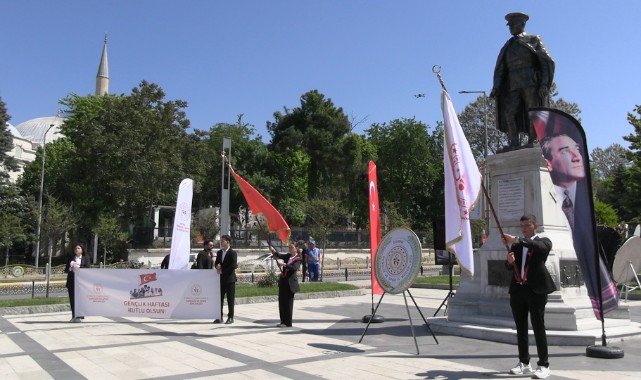 Gençlik Haftası çelenk sunma töreniyle başladı