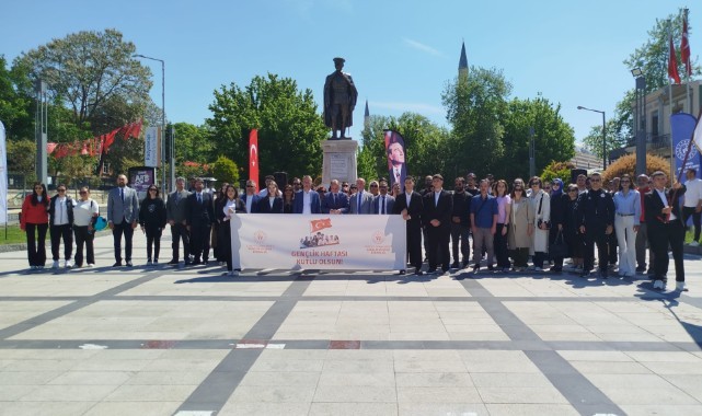 Gençlik Haftası çelenk sunma töreniyle başladı