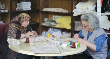 Huzurevi’nde bez çanta boyama etkinliği
