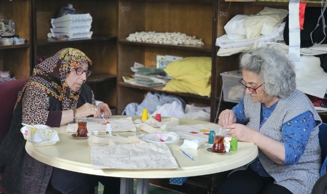 Huzurevi’nde bez çanta boyama etkinliği