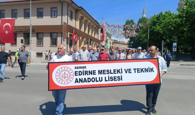 Mezunlar yeniden buluşmanın mutluluğunu yaşadı