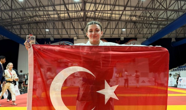 Milli sporcu İzel Erim Antalya’da kürsüde yerini aldı