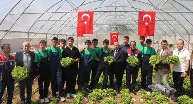 Öğrenciler toprakla buluştu, serada hasat yapıldı