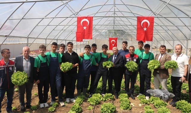 Öğrenciler toprakla buluştu, serada hasat yapıldı
