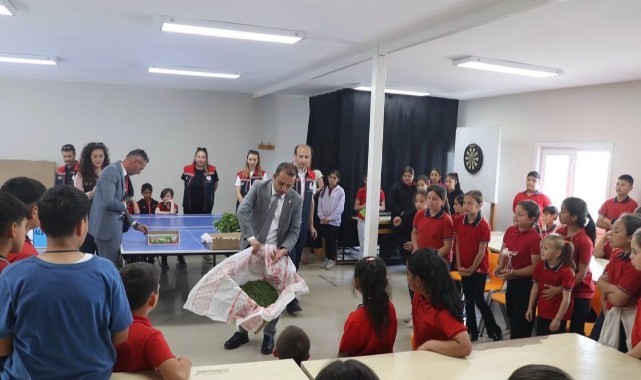 Öğrencilere ipek böcekçiliği anlatıldı