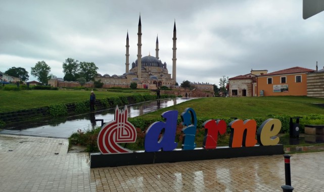 Sağanak nedeniyle cadde ve sokaklar göle döndü