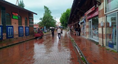 Sağanak nedeniyle cadde ve sokaklar göle döndü