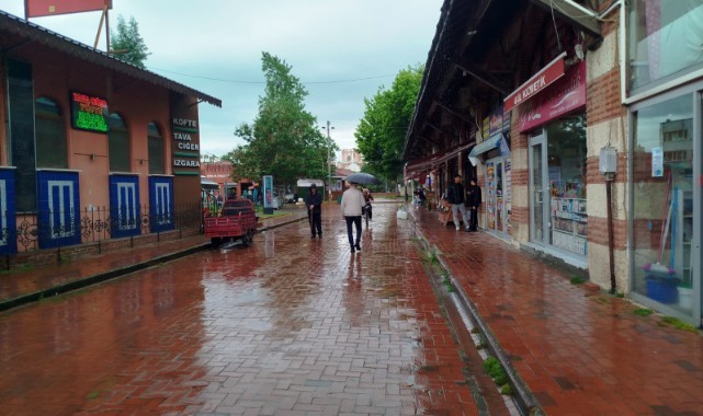 Sağanak nedeniyle cadde ve sokaklar göle döndü