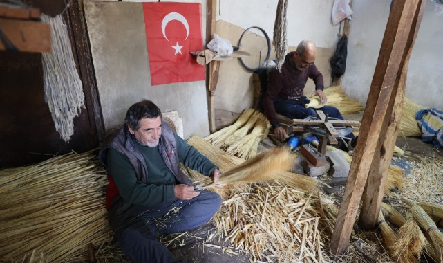 Süpürge ustası, çırak bulamamaktan yakınıyor