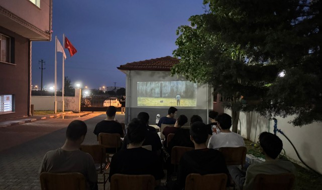 Üniversiteli gençler için açık hava sineması etkinliği düzenlendi