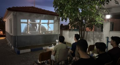 Üniversiteli gençler için açık hava sineması etkinliği düzenlendi