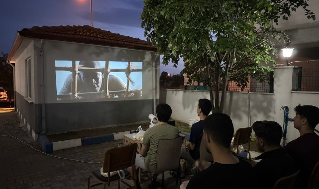 Üniversiteli gençler için açık hava sineması etkinliği düzenlendi