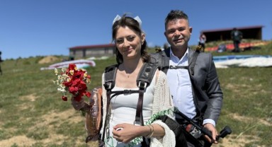 Yeni evli çift nikahın ardından yamaç paraşütü yaptı