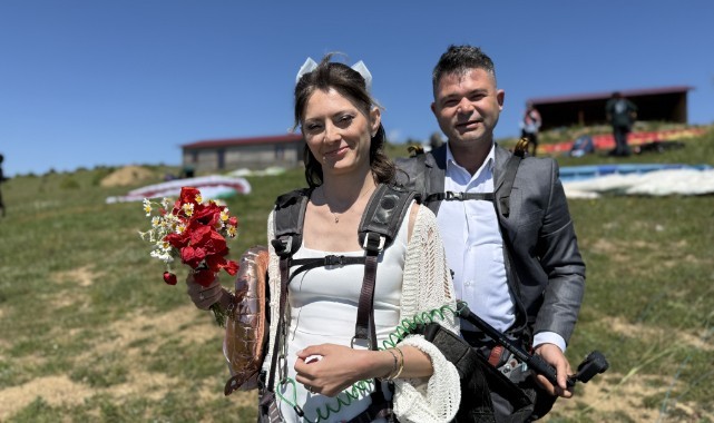 Yeni evli çift nikahın ardından yamaç paraşütü yaptı