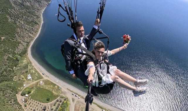 Yeni evli çift nikahın ardından yamaç paraşütü yaptı