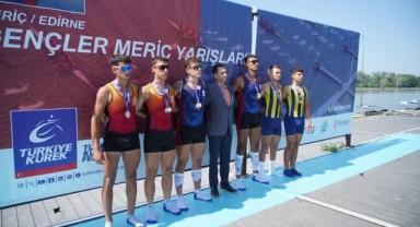 Arı kuşları kürsüde