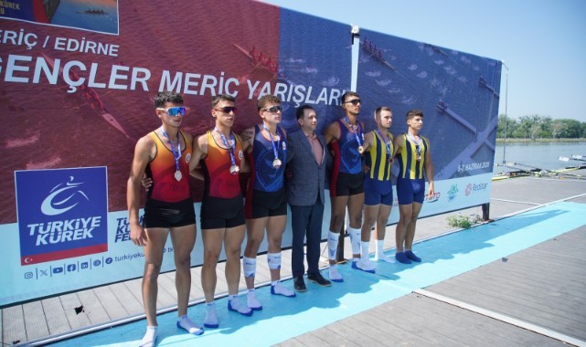 Arı kuşları kürsüde