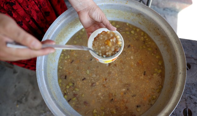 Aşure kazanları bolluk ve bereket için kaynıyor