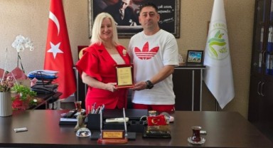 Başarılı Antrenör Mustafa Akkaya’ya teşekkür plaketi