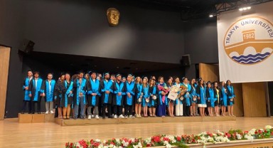 Edebiyat Fakültesi öğrencileri diplomalarını aldı