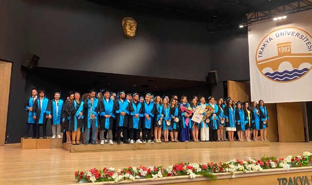 Edebiyat Fakültesi öğrencileri diplomalarını aldı