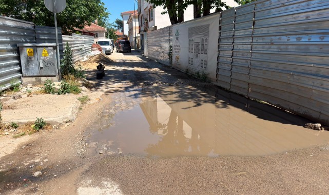 Kanalizasyon 10 gündür caddeye akıyor
