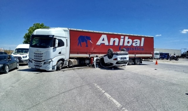 Kapıkule yolu’nda kaza: Ticari araç tır’ın dorsesine çarptı