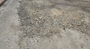 Mahalle sakinlerinden bozuk yol tepkisi