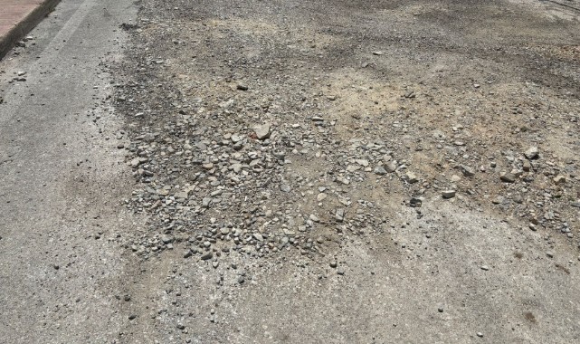 Mahalle sakinlerinden bozuk yol tepkisi