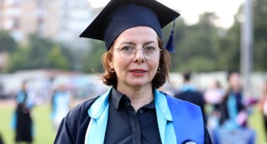 Oğlunun teşvikiyle başladığı üniversiteden 48 yaşında mezun oldu
