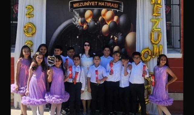 Öğrenciler karne öncesi mezuniyet sevinci yaşadı