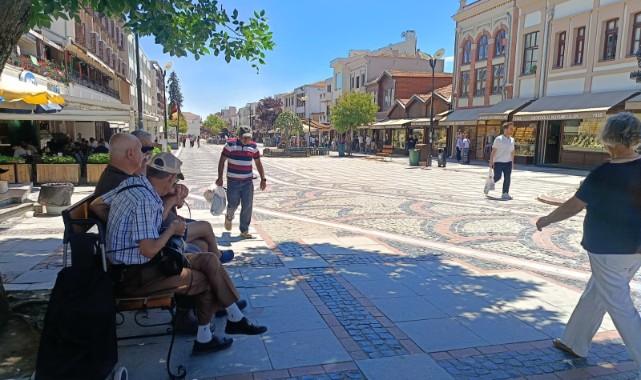 Sıcak hava kavurdu, cadde ve sokaklar boş kaldı