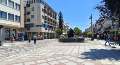 Sıcak hava kavurdu, cadde ve sokaklar boş kaldı