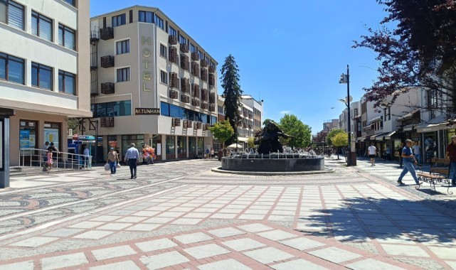 Sıcak hava kavurdu, cadde ve sokaklar boş kaldı