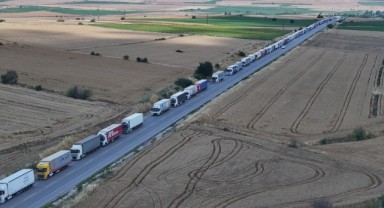 Sınır Kapısı'nda 23 kilometrelik tır kuyruğu oluştu