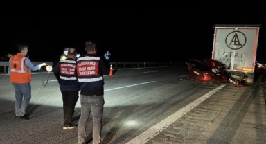 Tıra arkadan çarpan otomobilin sürücüsü öldü