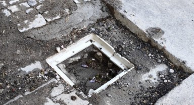 Açık bırakılan mazgal sürücüler ve yayalar için tehlike oluşturuyor